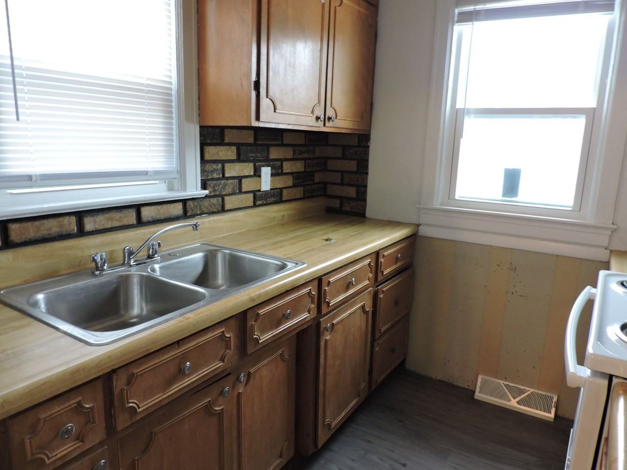 717 Dawson St - Photo 3 of 9
