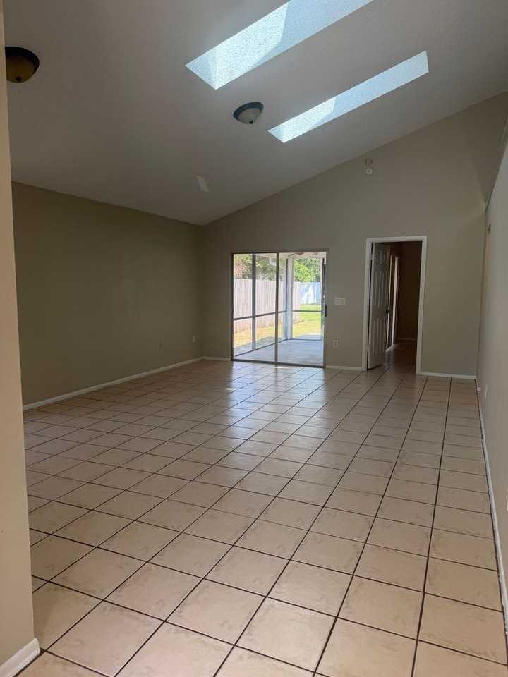 160 Edgewater Cir - Photo 2 of 14