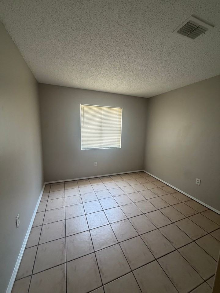 160 Edgewater Cir - Photo 4 of 14