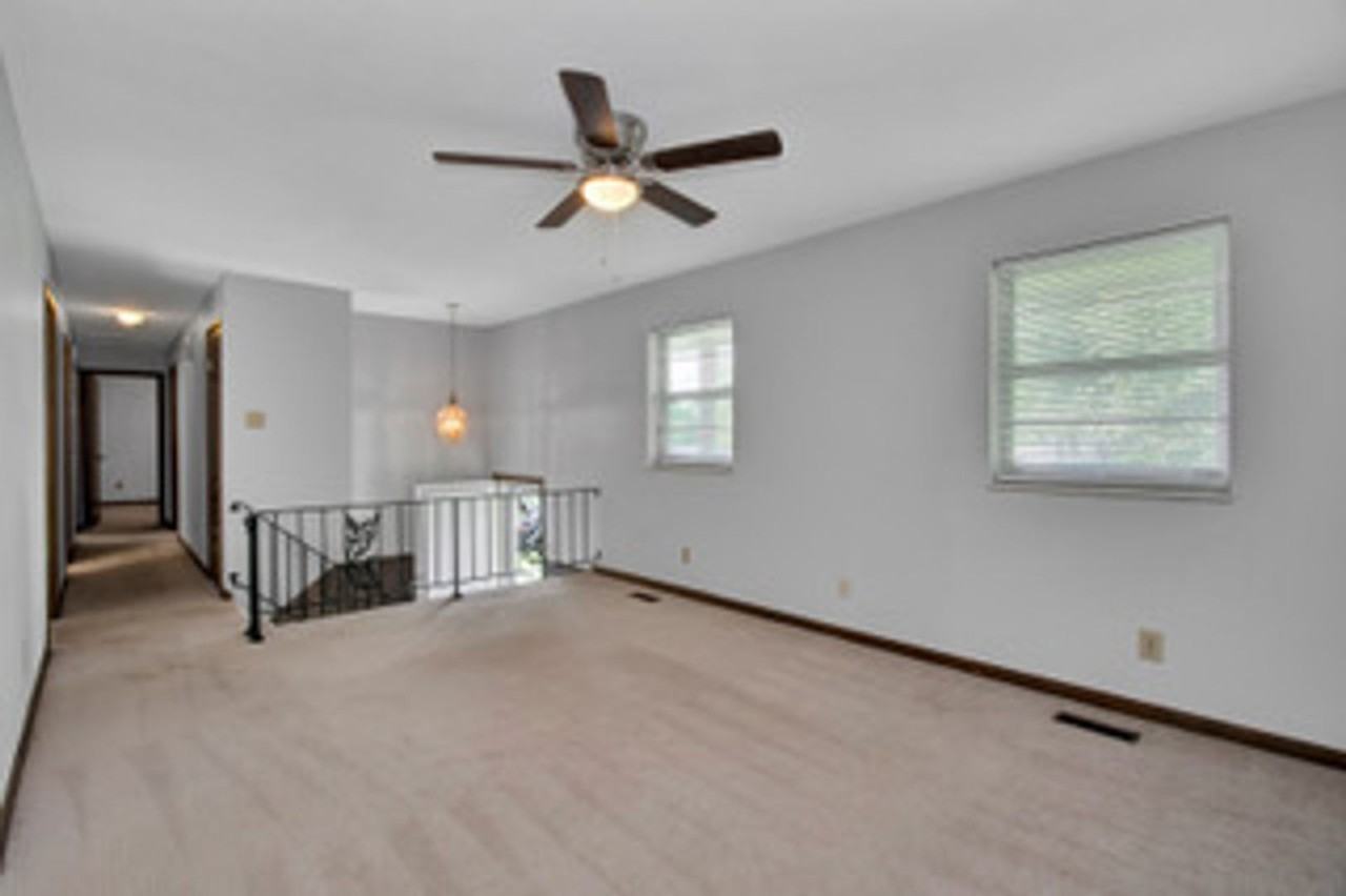 504 Harrow Rd - Photo 5 of 31