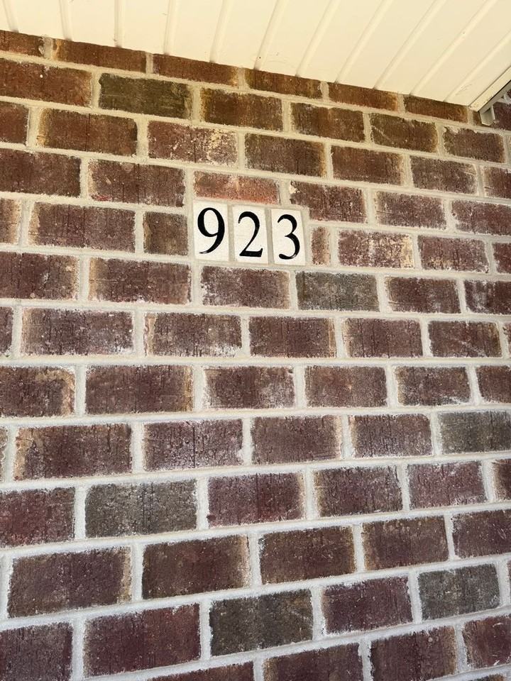 923 Foster Ct - Photo 2 of 18