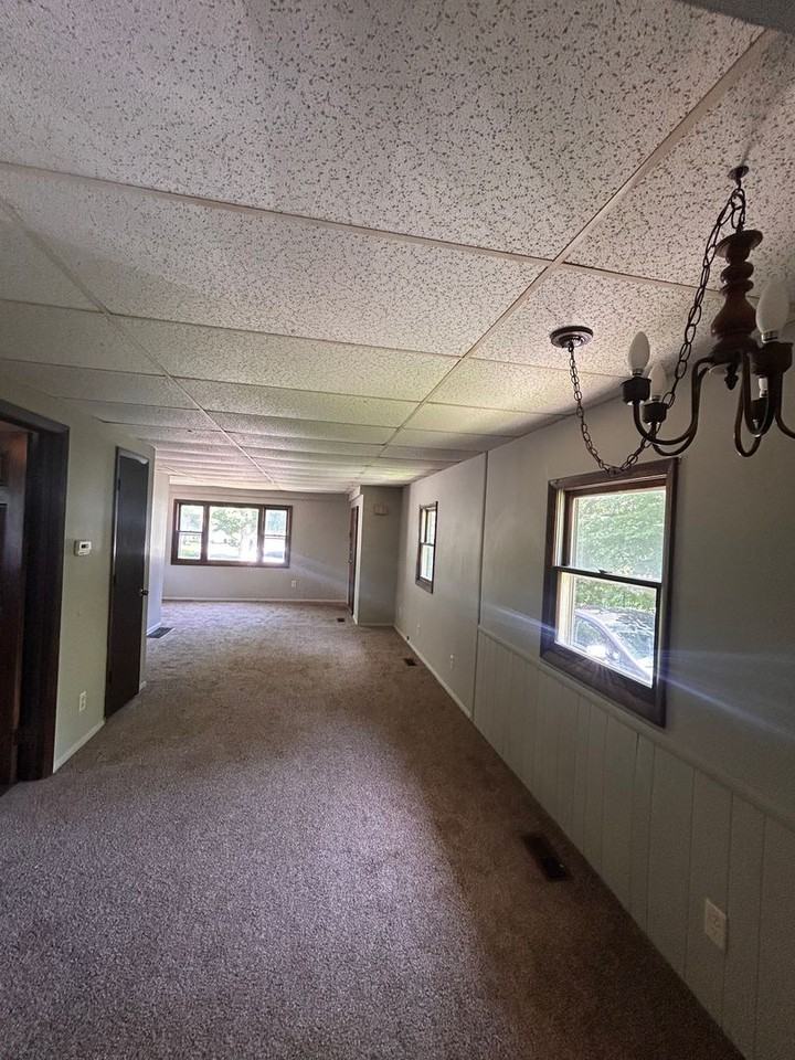 2405 Poinsette Dr - Photo 2 of 6