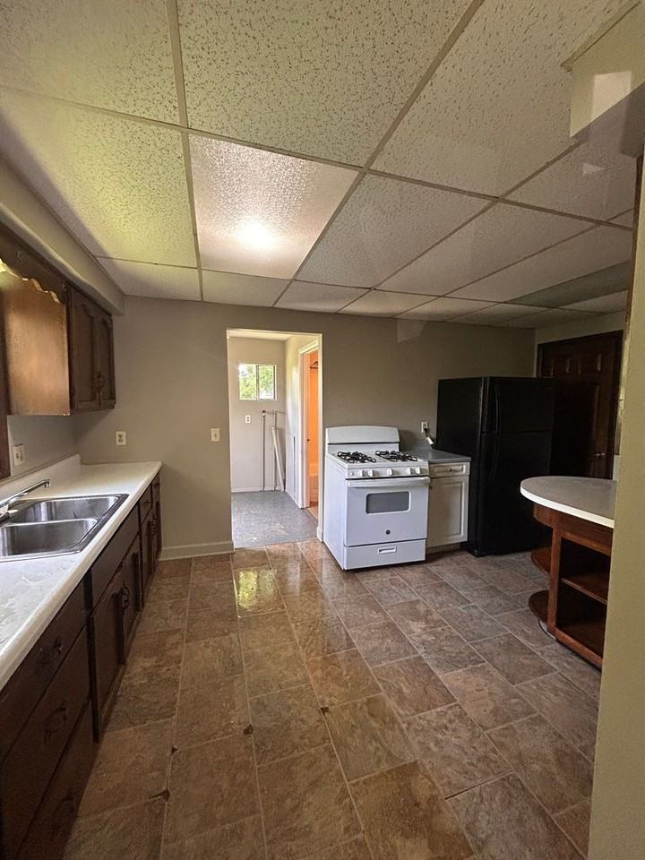2405 Poinsette Dr - Photo 3 of 6