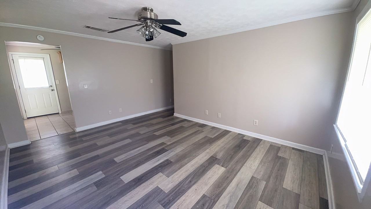 206 Webb Rd - Photo 5 of 10