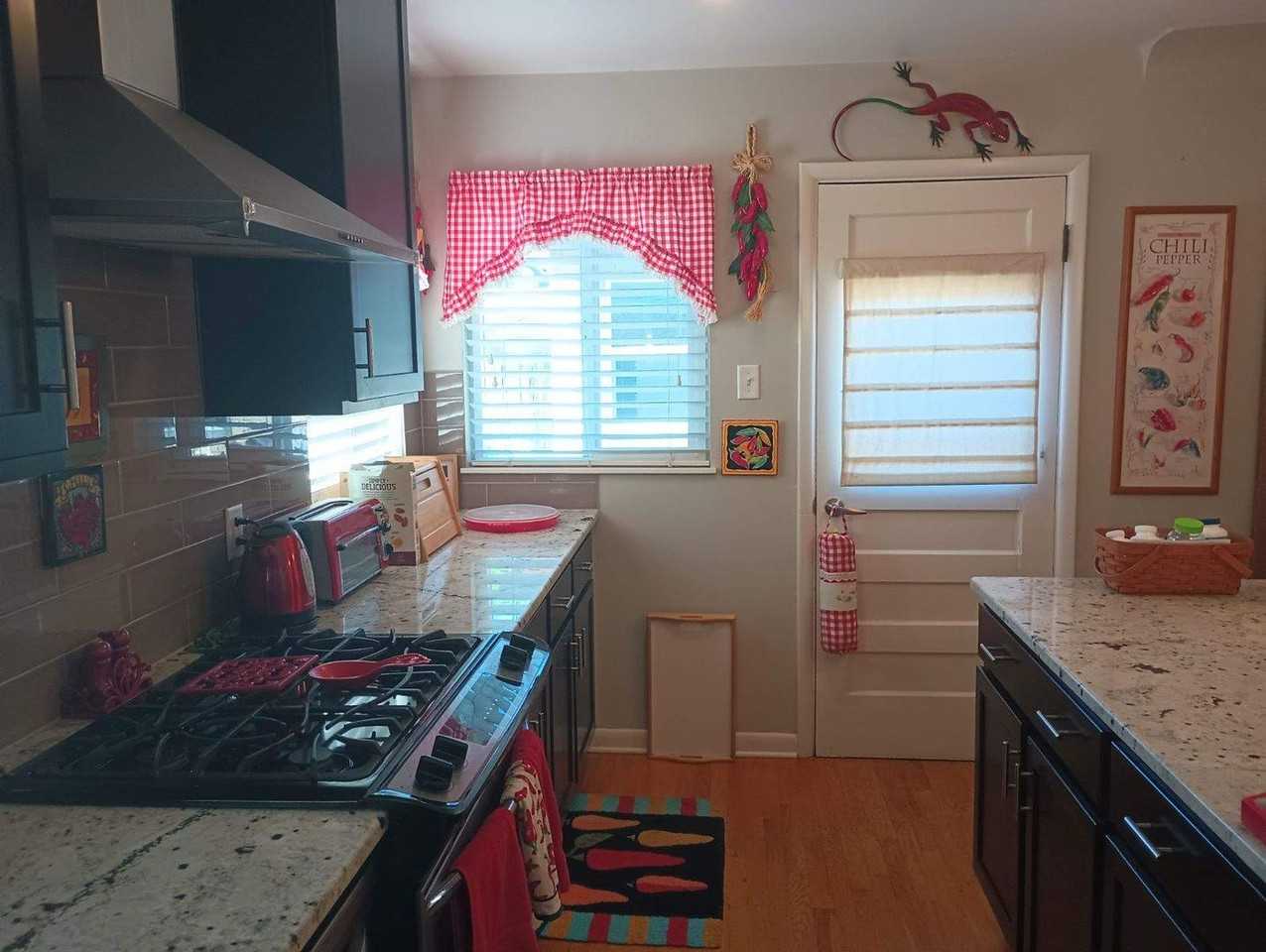 3136 Stuart St - Photo 6 of 17