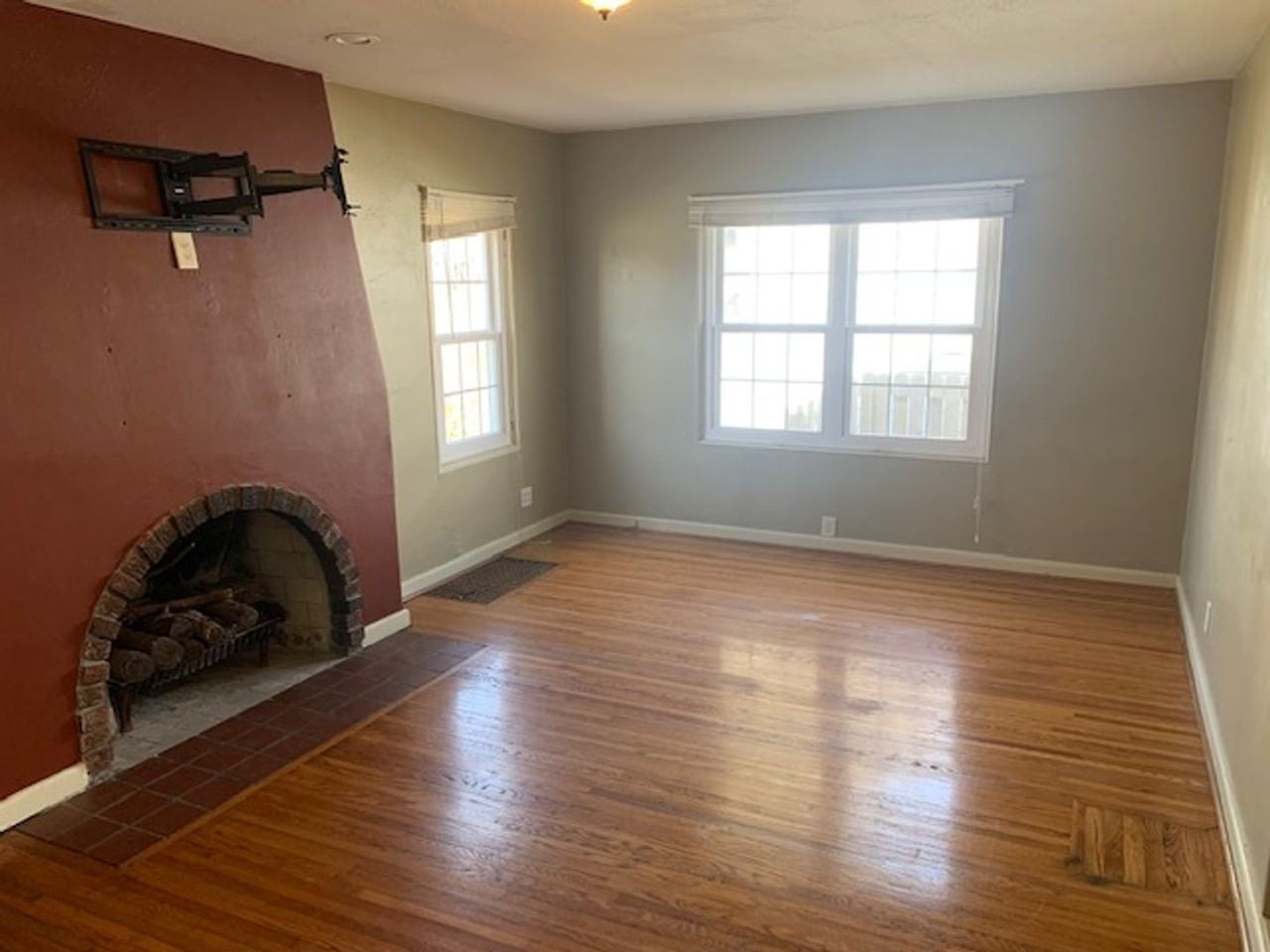 2205 Kossuth St - Photo 3 of 12