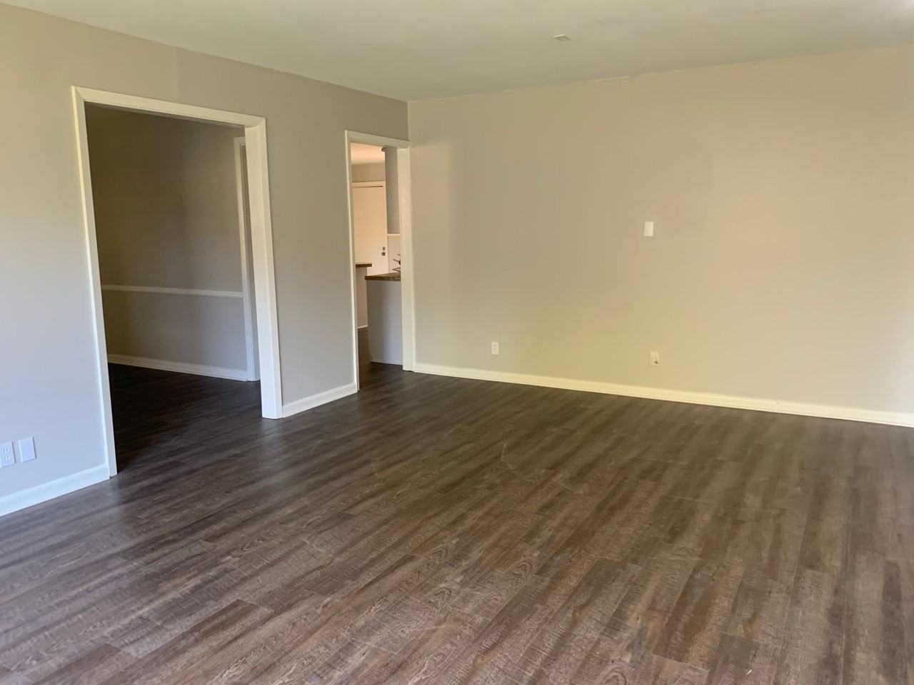2204 Clinton St - Photo 4 of 16