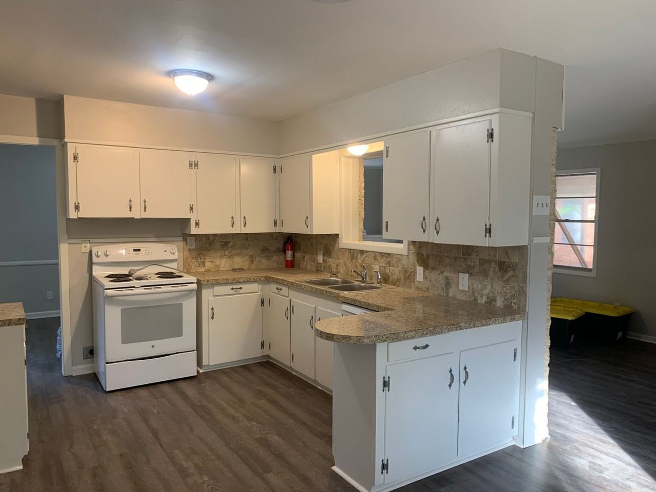 2204 Clinton St - Photo 5 of 16