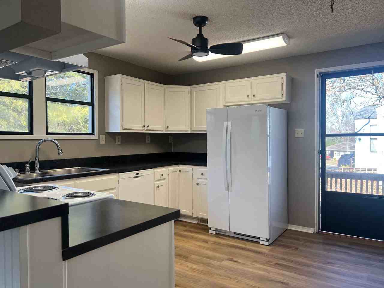104 Belmont Dr - Photo 4 of 22