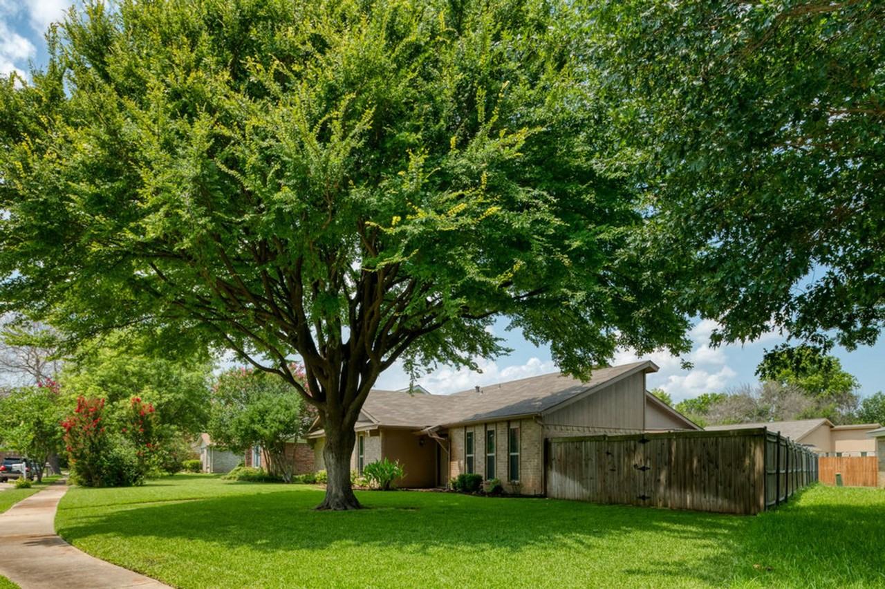 3013 Queens Way - Photo 3 of 24