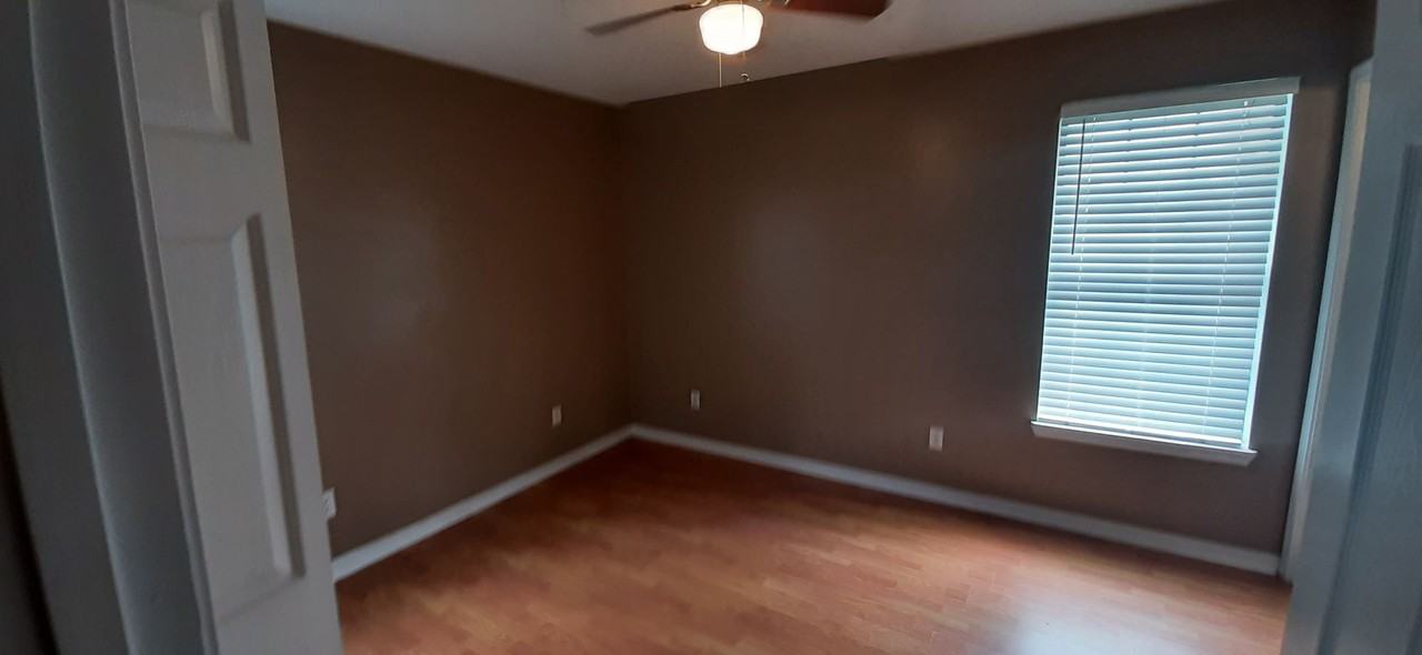 304 Ray St - Photo 4 of 23
