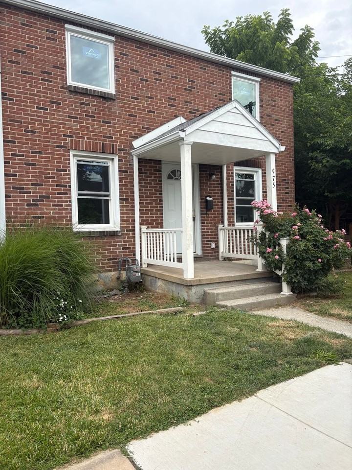 975 Edison St - Photo 2 of 16