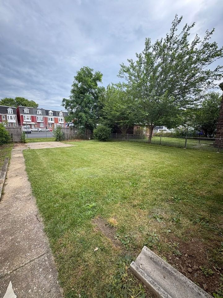 975 Edison St - Photo 3 of 16
