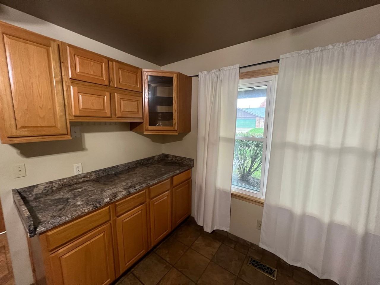 8978 Gardengate Dr - Photo 4 of 17
