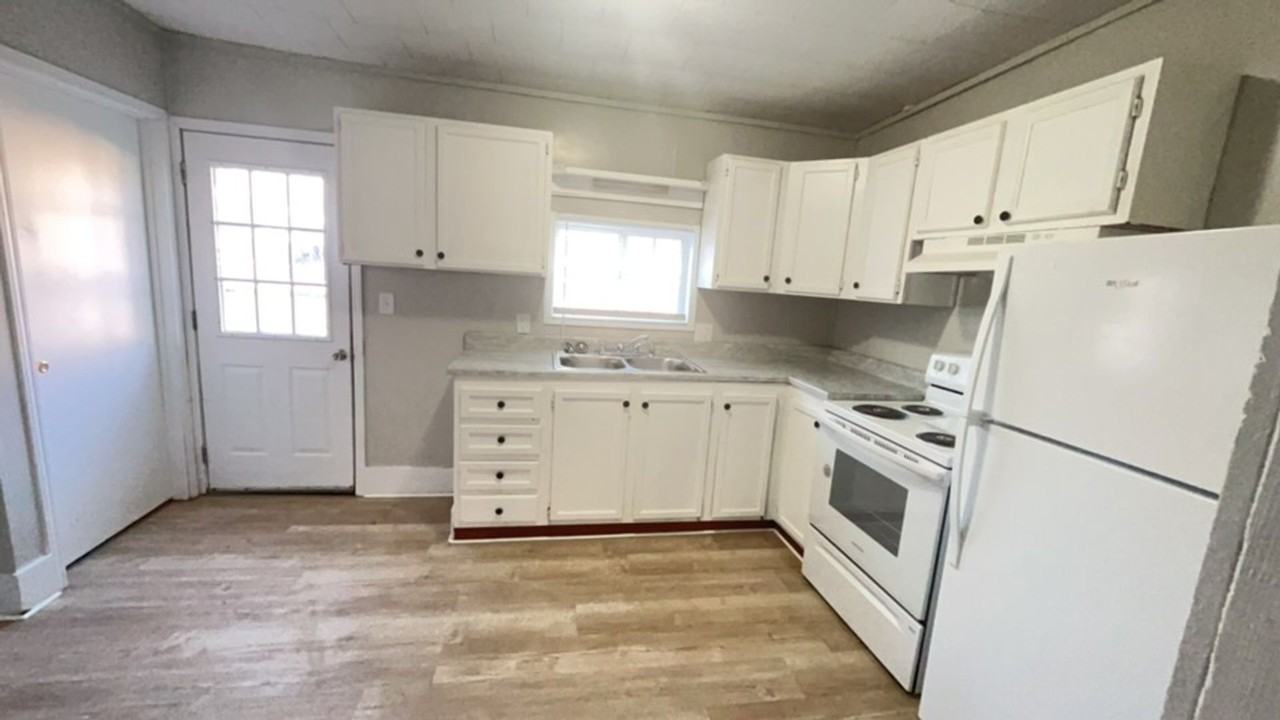 1506 W 10th St - Photo 2 of 14