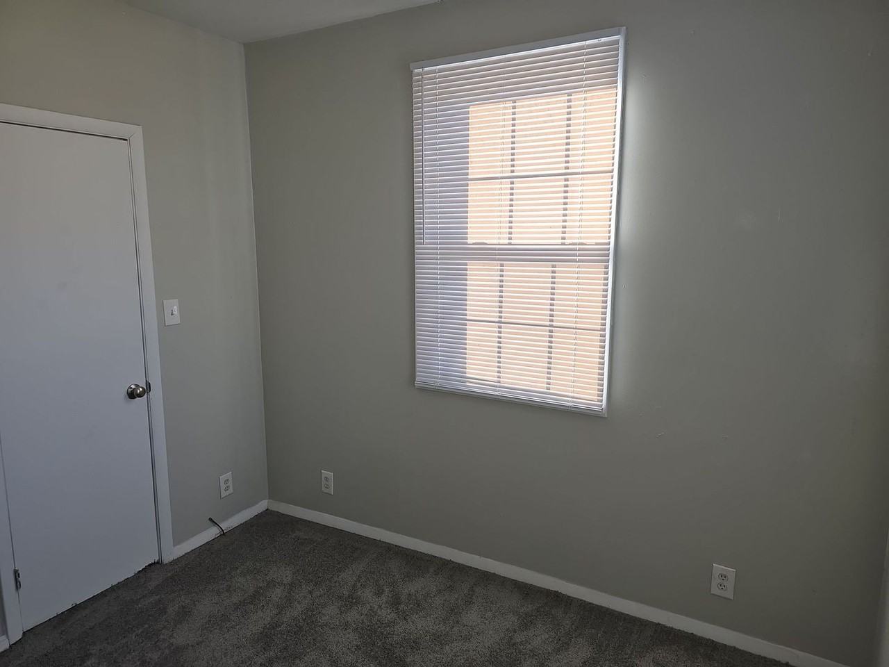 1506 W 10th St - Photo 4 of 14