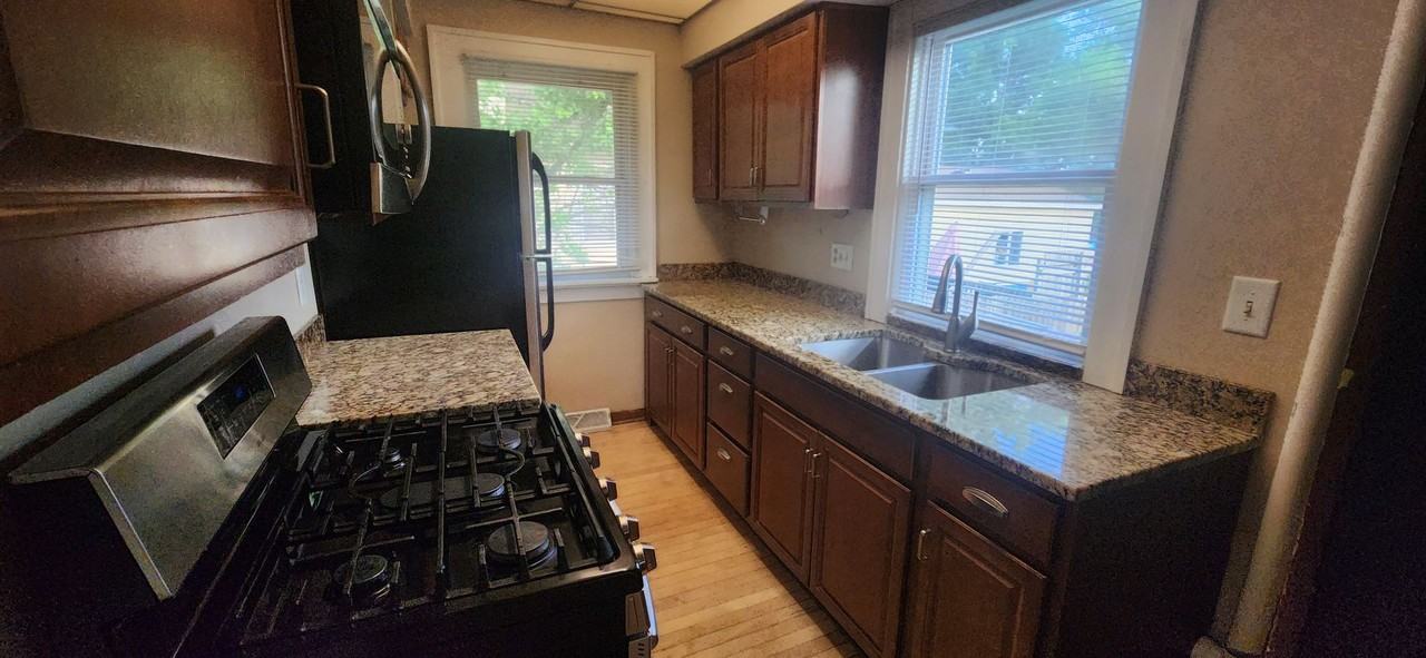1711 Washington Ave - Photo 3 of 12