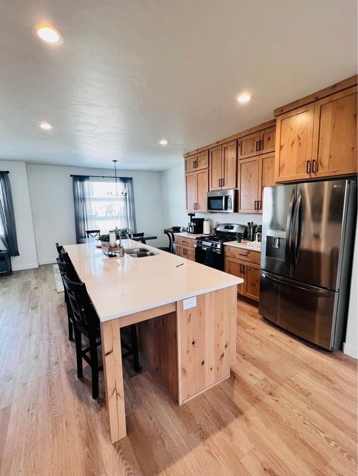 Modern 4 Bed / 3 Bath Home in American Fork | Pool + Pickleball - Photo 4 of 50