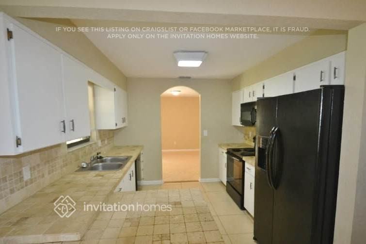 885 Rayston St - Photo 3 of 12