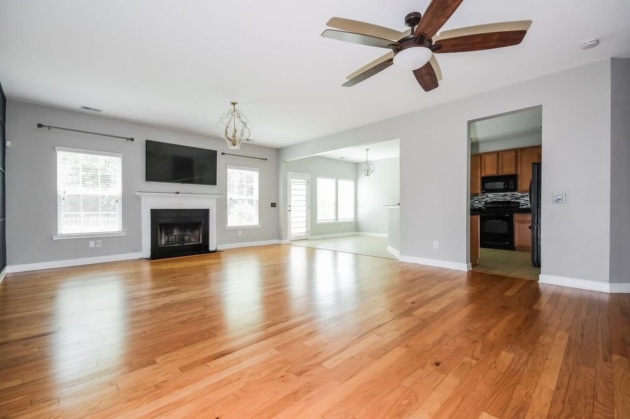 233 Maywood Dr - Photo 4 of 17