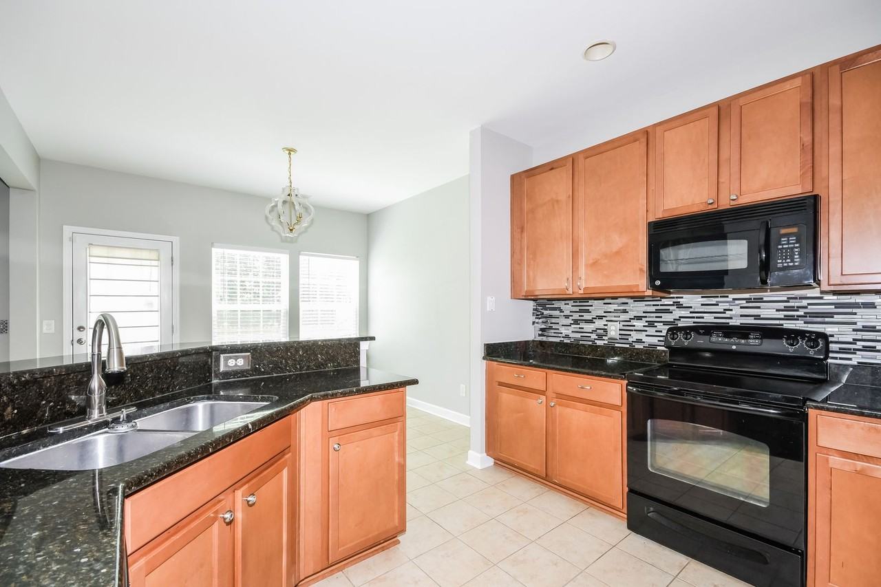 233 Maywood Dr - Photo 5 of 17