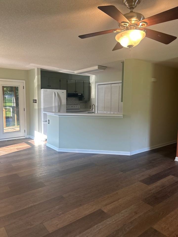 318 Crescent Dr - Photo 4 of 12