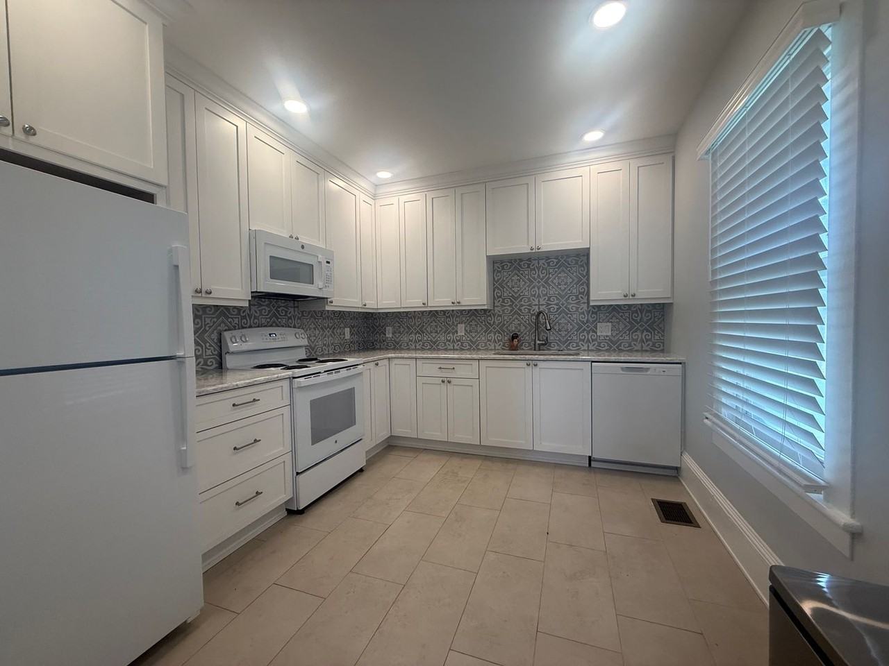 409 S Grandview Ave - Photo 6 of 35