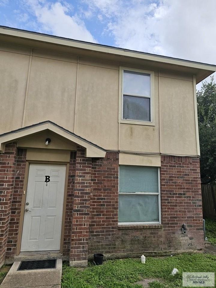 729 Sonesta Dr Apt B - Photo 2 of 13