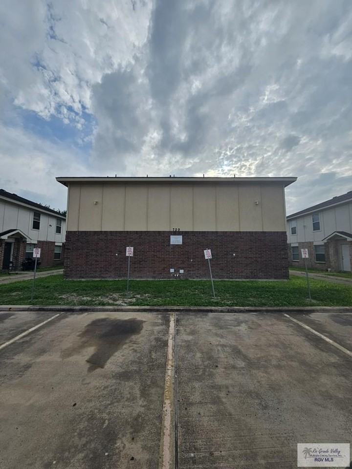 729 Sonesta Dr Apt B - Photo 3 of 13