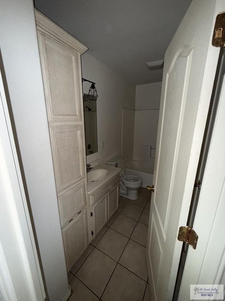 729 Sonesta Dr Apt B - Photo 6 of 13