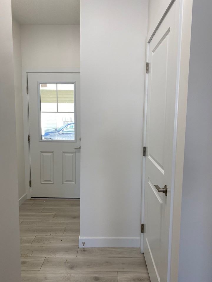 Single Garage 740 Daniels Way SW, Edmonton, AB - Photo 2 of 24