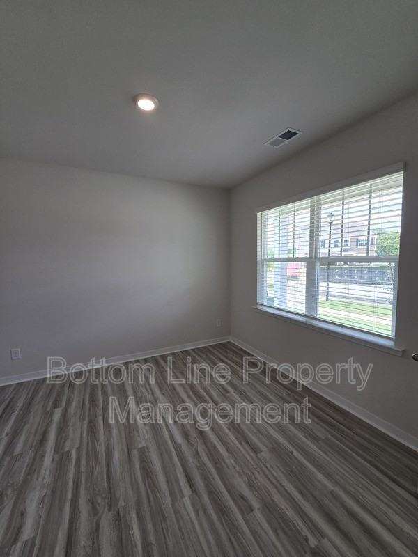549 Blackpool Ct - Photo 5 of 41