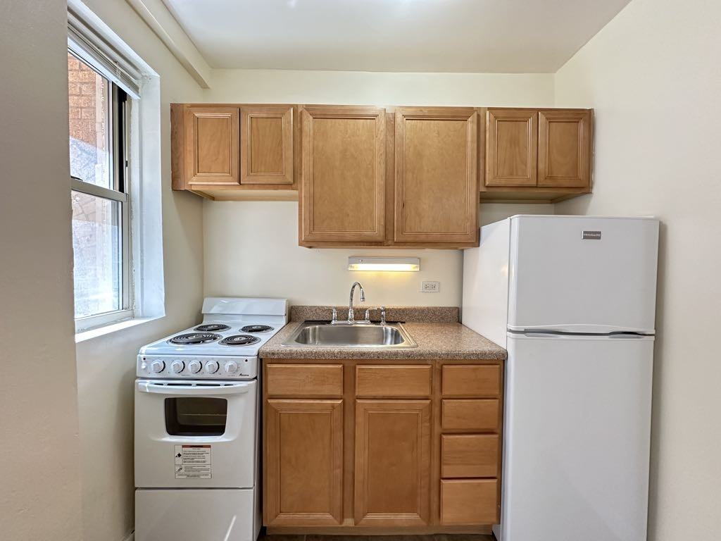 4521 N Malden St #101 - Photo 5 of 21