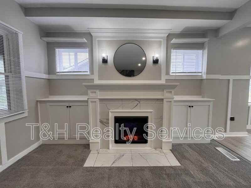 608 N Gray St - Photo 4 of 19
