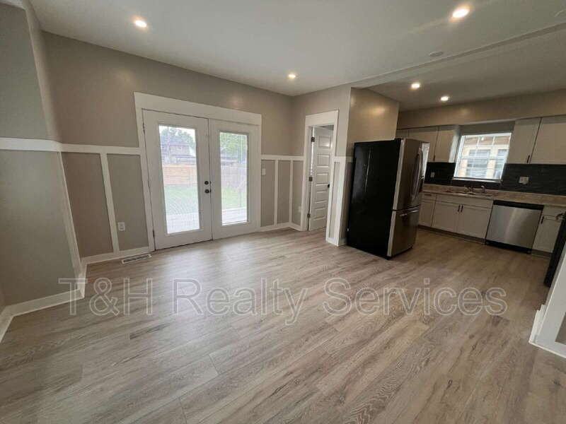 608 N Gray St - Photo 5 of 19