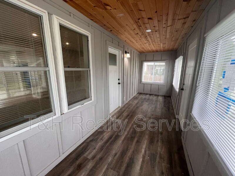 608 N Gray St - Photo 7 of 19