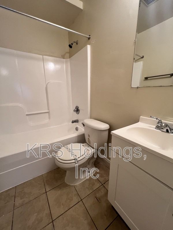 2110 Phaup St #A - Photo 3 of 8