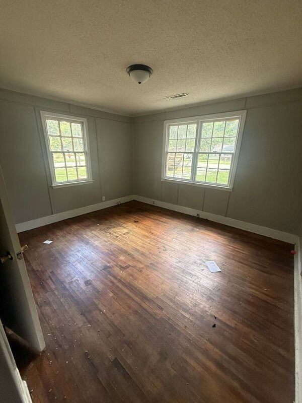 424 Loring Dr - Photo 4 of 8