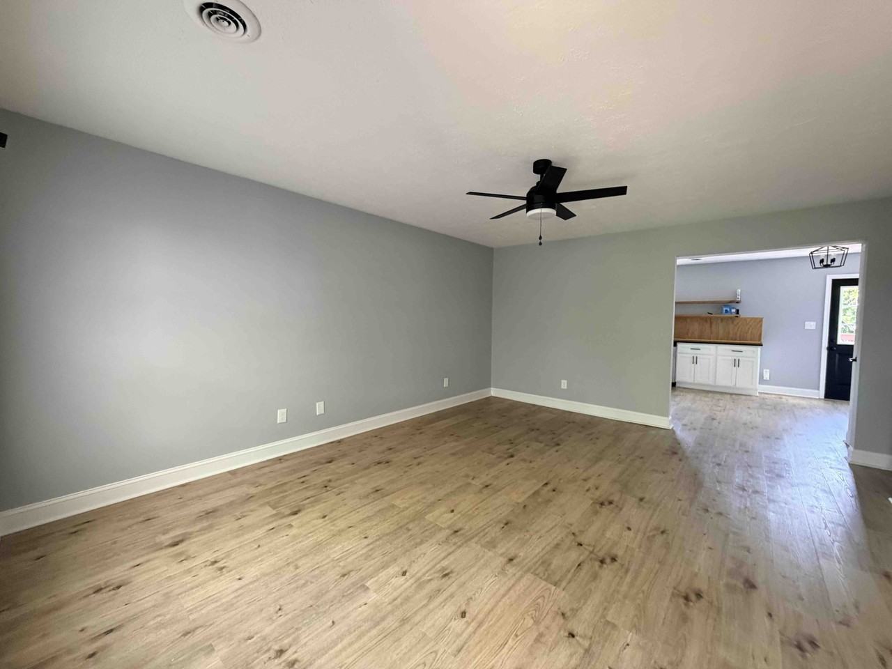 1022 Hillcrest Avenue - Photo 2 of 14