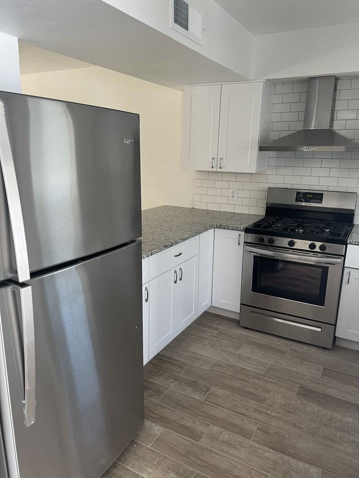 1531 // 1466 East Hedrick Drive - Photo 2 of 9