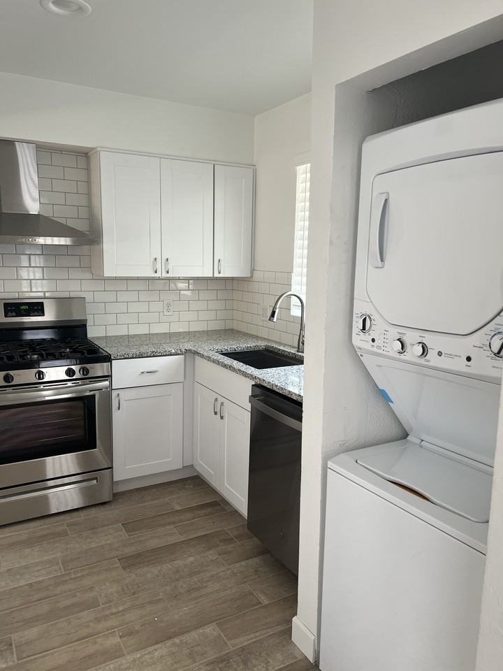 1531 // 1466 East Hedrick Drive - Photo 3 of 9