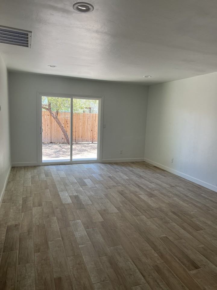 1531 // 1466 East Hedrick Drive - Photo 4 of 9