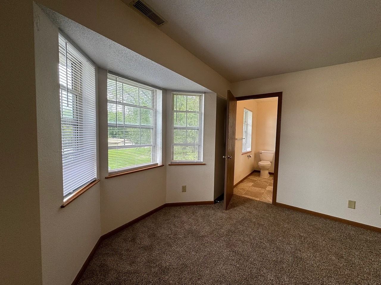170 West Pioneer Road - Photo 5 of 13