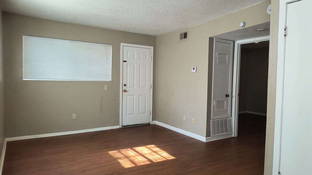 Elmwood Apartments - Photo 3 of 8