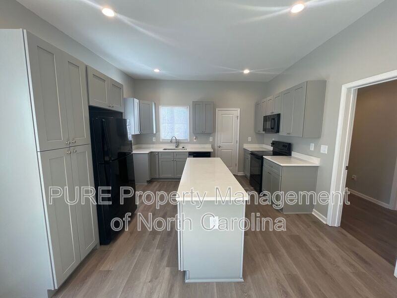 608 S Yadkin Ave - Photo 7 of 23