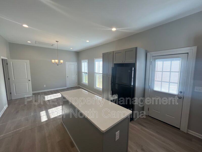 608 S Yadkin Ave - Photo 4 of 22