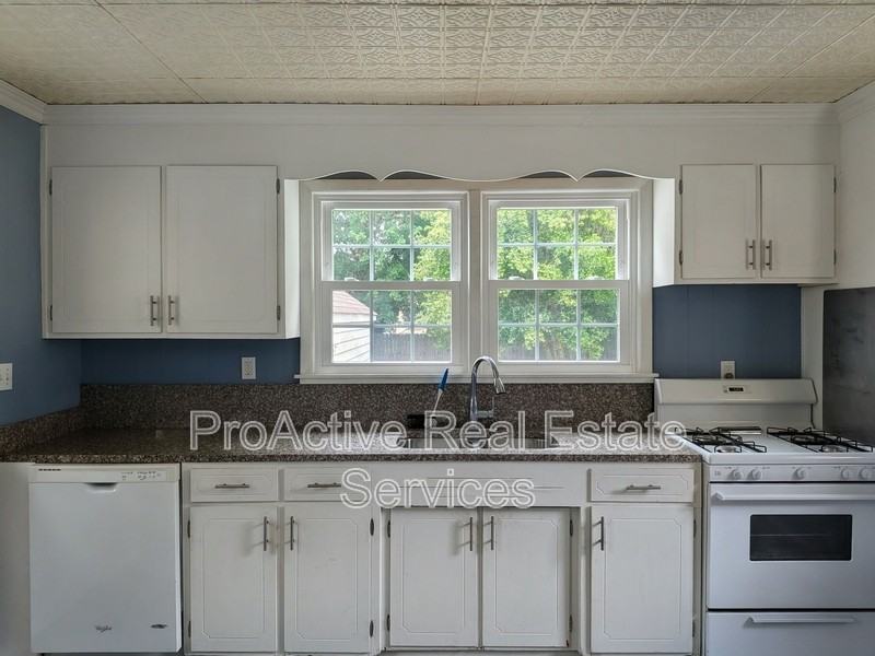 9421 Phillip Ave - Photo 2 of 22