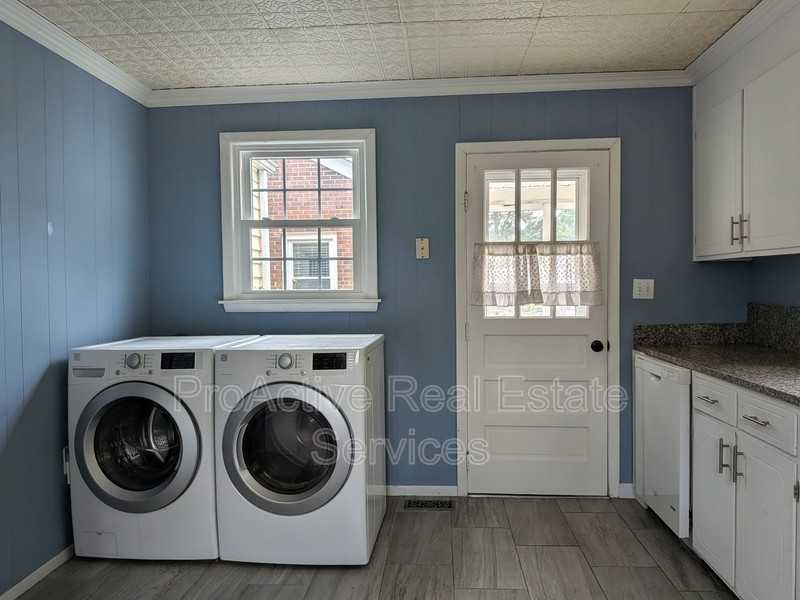 9421 Phillip Ave - Photo 3 of 22