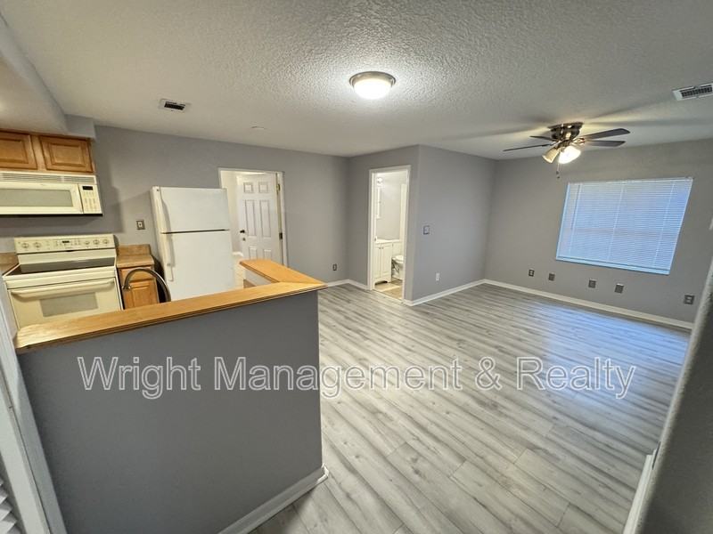 545 Pine St - Photo 3 of 26