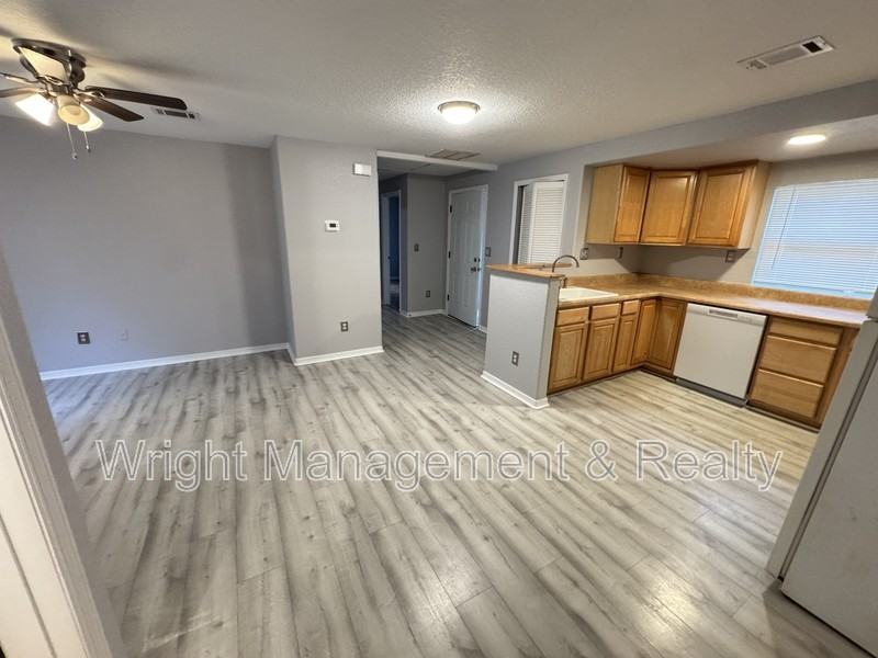 545 Pine St - Photo 4 of 26